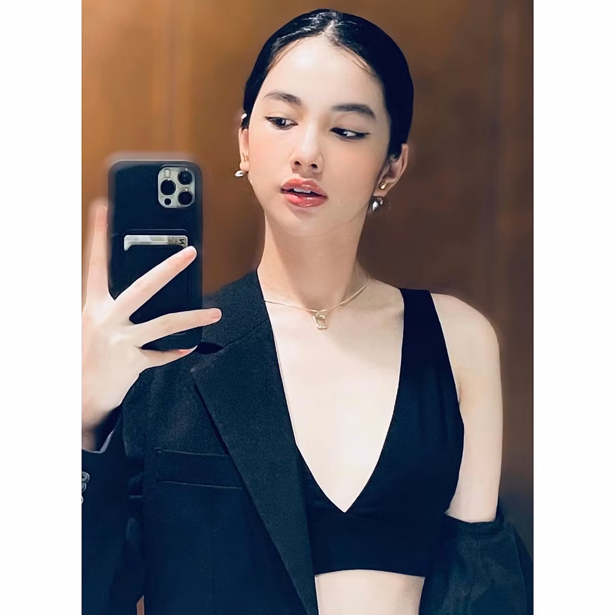 Bỏ qua những ồn ào tình cảm, không thể phủ nhận được rằng càng ngày, phong độ nhan sắc của người đẹp An Giang này càng thăng hạng.