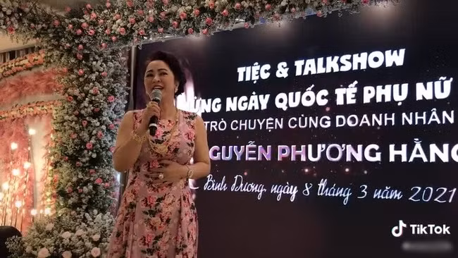 Rất nhiều người đã để lại bình luận cho rằng bà Phương Hằng những lúc này rất gần gũi và dễ thương, khác xa với vẻ nghiêm túc trên các buổi livestream.