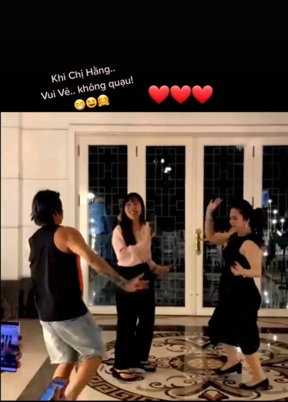 Trước đó nữ CEO đã từng vô tư nhảy múa tại nhà riêng cùng bạn bè, đoạn clip ghi lại khiến netizen ngạc nhiên.