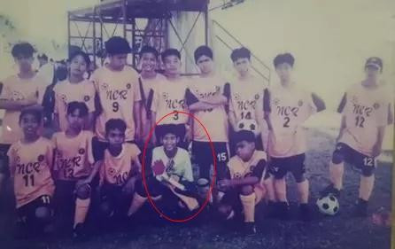 Qua hình ảnh cho thấy, Phillip Nguyễn ngày ấy trông gầy gò hơn bây giờ. Tuy nhiên anh vẫn cực cuốn hút với mái tóc bồng, gương mặt góc cạnh, cơ bắp săn chắc cùng sự tập trung khi chơi bóng.