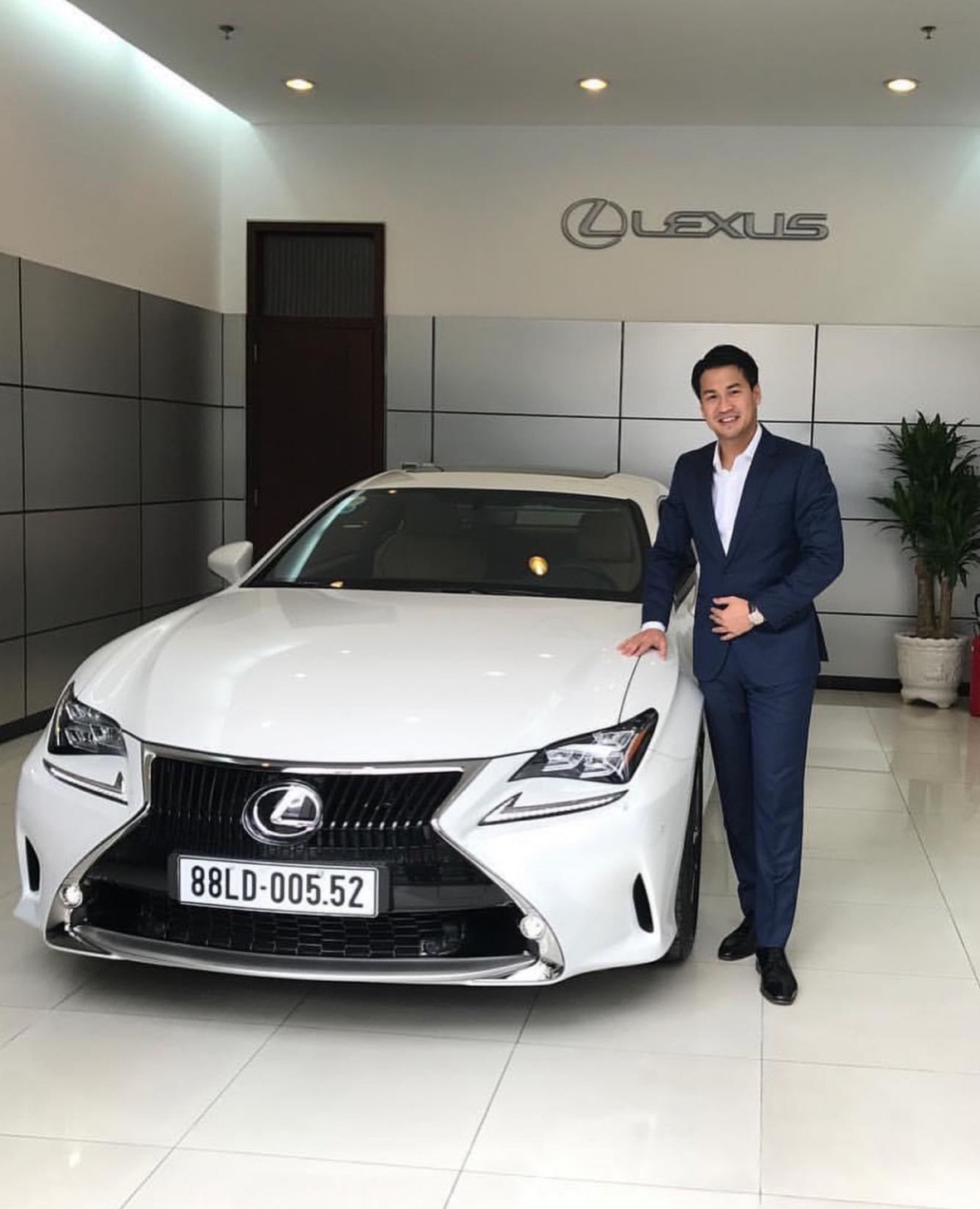 Phillip Nguyễn sinh năm 1985, anh là người Philippines gốc Việt, là con trai thứ 3 của tỷ phú Johnathan Hạnh Nguyễn.