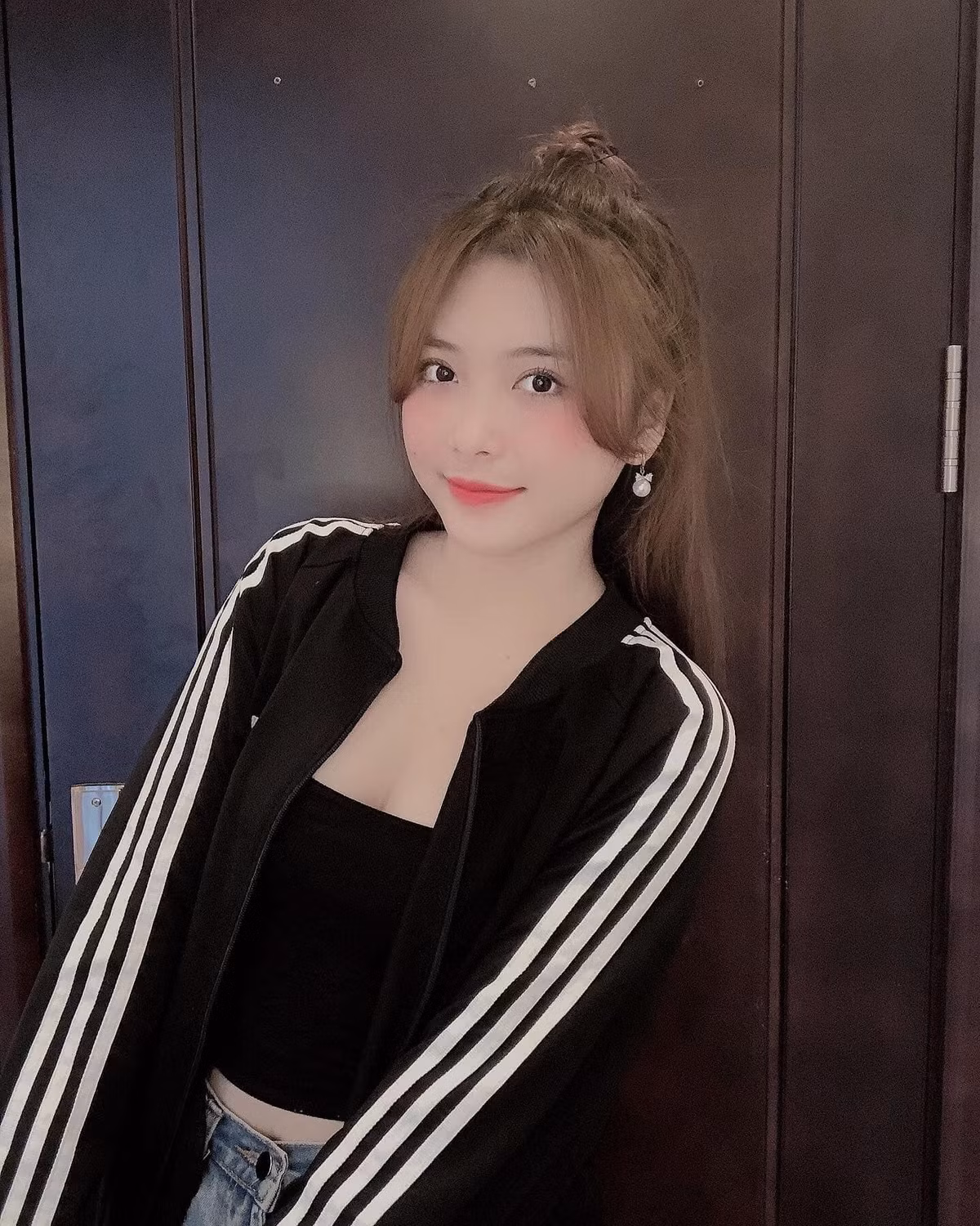 Được biết, nàng hot girl 2K hiện đang là một mẫu ảnh và học ngoại ngữ để chuẩn bị cho việc thi bằng phiên dịch tiếng Trung Quốc.