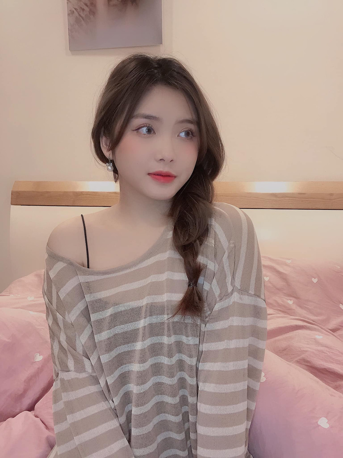 Với vẻ đẹp trong trẻo và ngọt ngào, gái xinh xứ chè Thái Nguyên đang là cái tên gây bão và được săn đón trên mạng xã hội, thu hút hàng chục nghìn lượt tương tác.