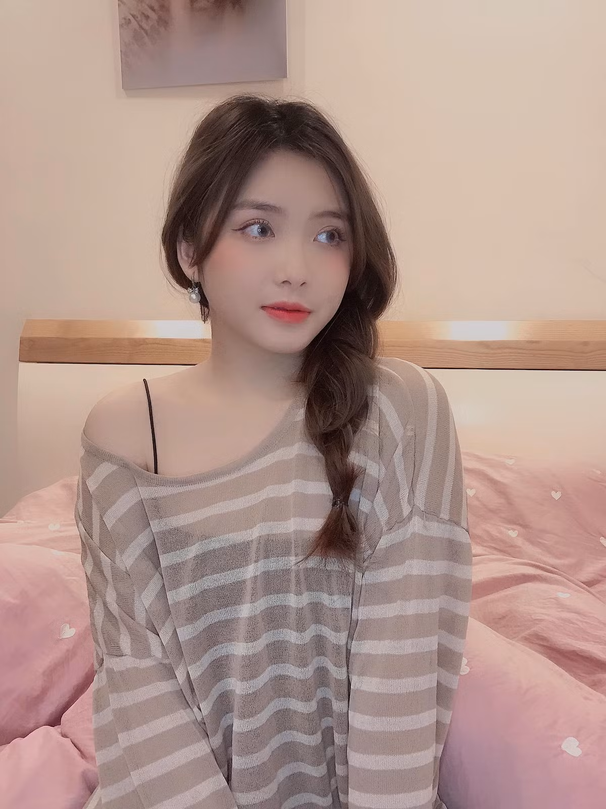 Với vẻ đẹp trong trẻo và ngọt ngào, gái xinh xứ chè Thái Nguyên đang là cái tên gây bão và được săn đón trên mạng xã hội, thu hút hàng chục nghìn lượt tương tác.