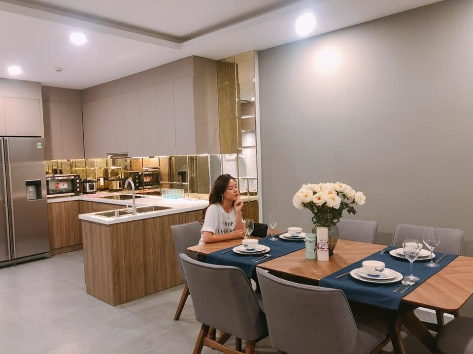 Đọc đến đây ai cũng bày tỏ sự ghen tị. Bởi nghe hot girl Midu bán đất mà giống như người thường đi bán mớ rau, quần áo ngoài chợ.