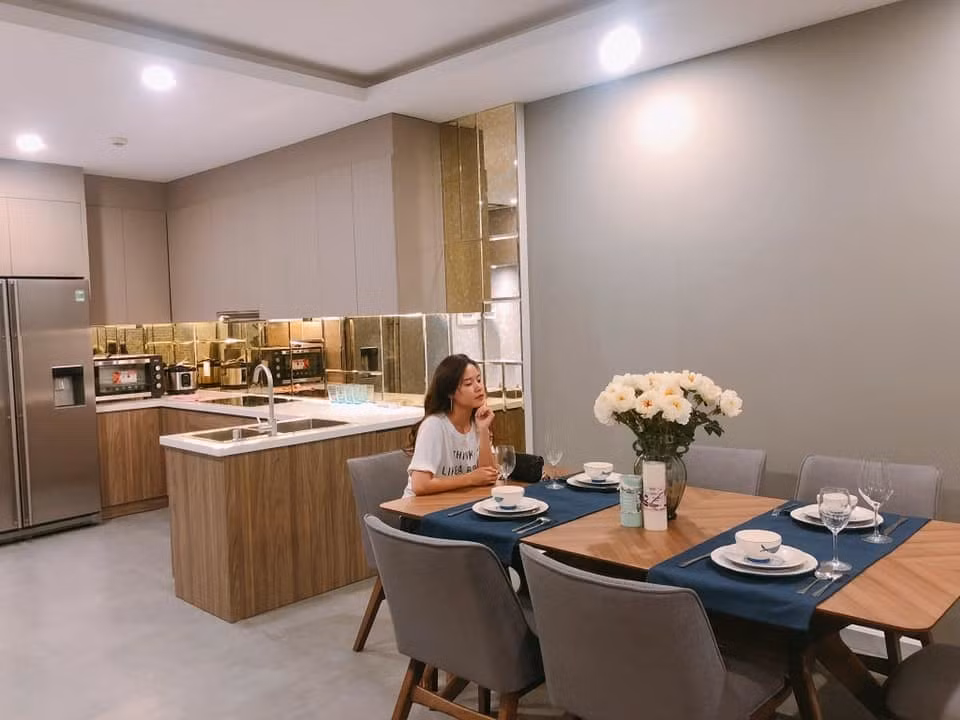 Đọc đến đây ai cũng bày tỏ sự ghen tị. Bởi nghe hot girl Midu bán đất mà giống như người thường đi bán mớ rau, quần áo ngoài chợ.