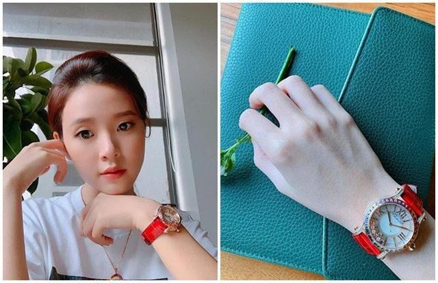 Midu còn sở hữu vô số hàng hiệu, trong đó có chiếc đồng hồ gắn kim cương màu đỏ mà cô đeo có giá khoảng 1,7 tỷ đồng. Ảnh: Tổng hợp