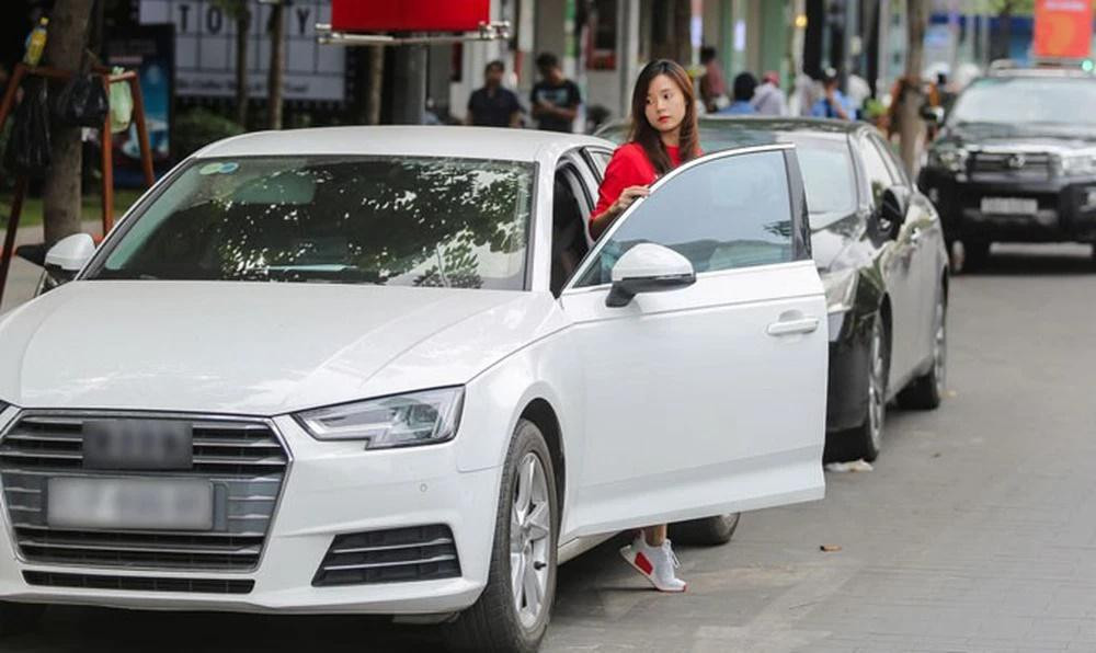 Trước đó, cô thường xuyên di chuyển bằng chiếc xe Audi giá 1,6 tỷ đồng.