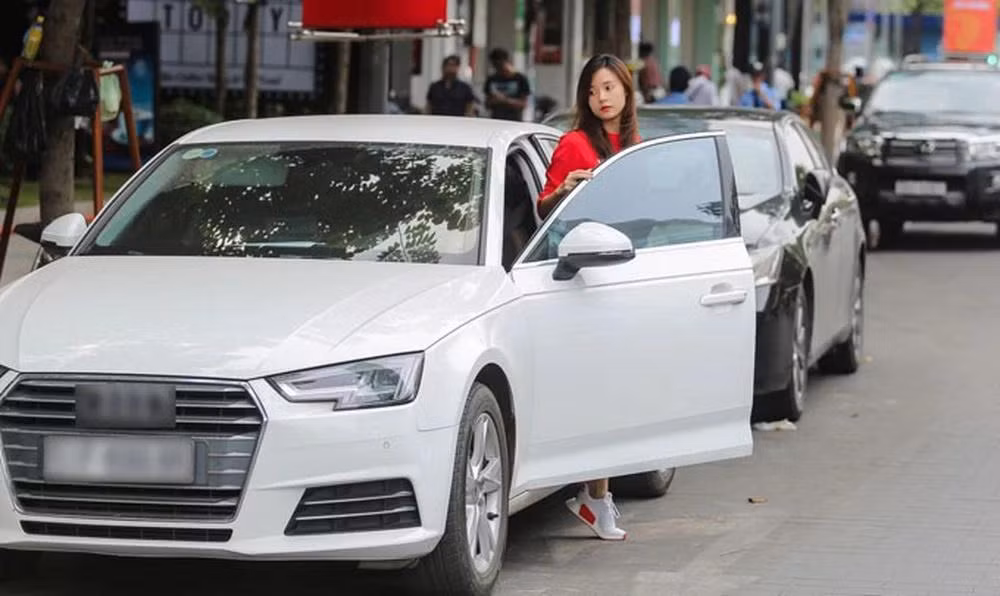 Trước đó, cô thường xuyên di chuyển bằng chiếc xe Audi giá 1,6 tỷ đồng.
