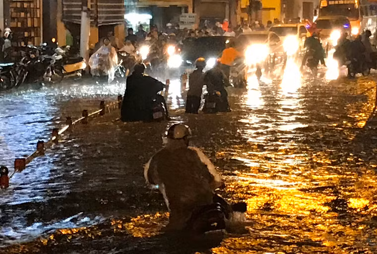 Duong sat, duong bo te liet trong con mua lon o Sai Gon-Hinh-6