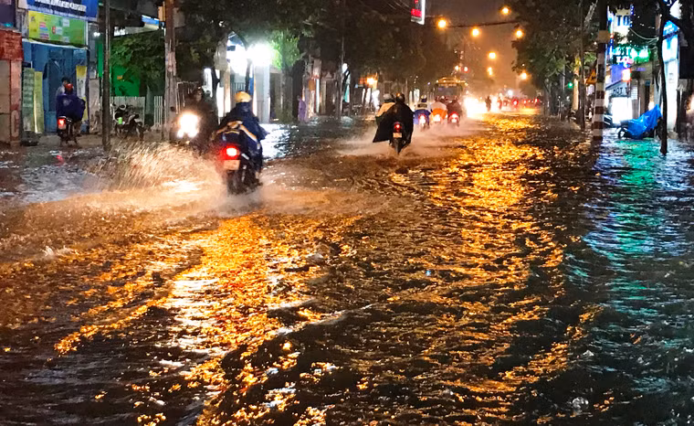 Duong sat, duong bo te liet trong con mua lon o Sai Gon-Hinh-4