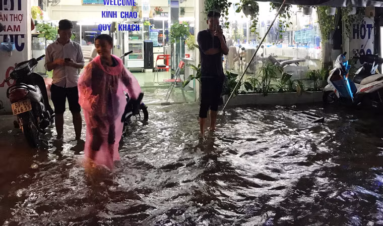 Duong sat, duong bo te liet trong con mua lon o Sai Gon-Hinh-11