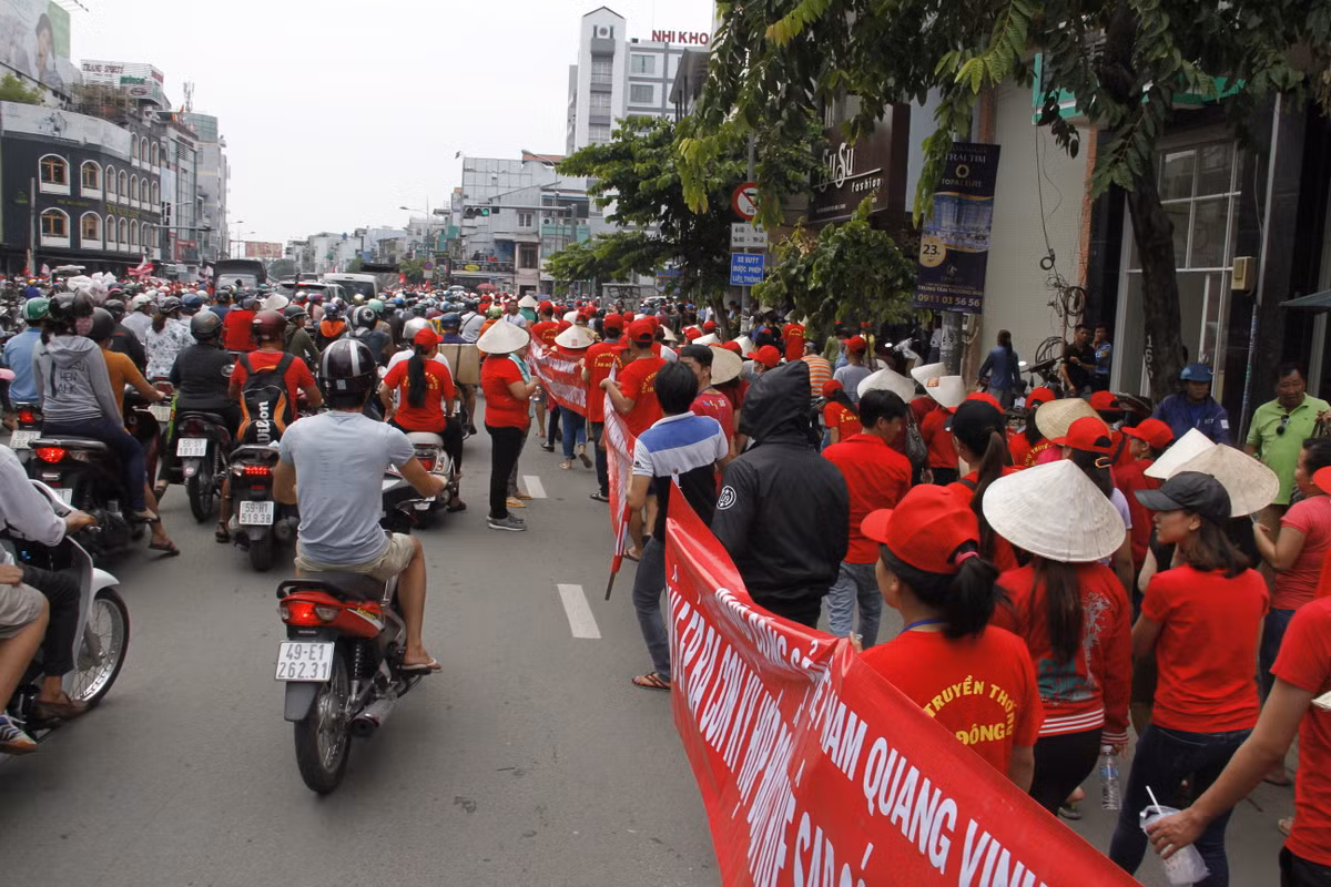 Hang nghin tieu thuong cho An Dong tran ra duong bai thi