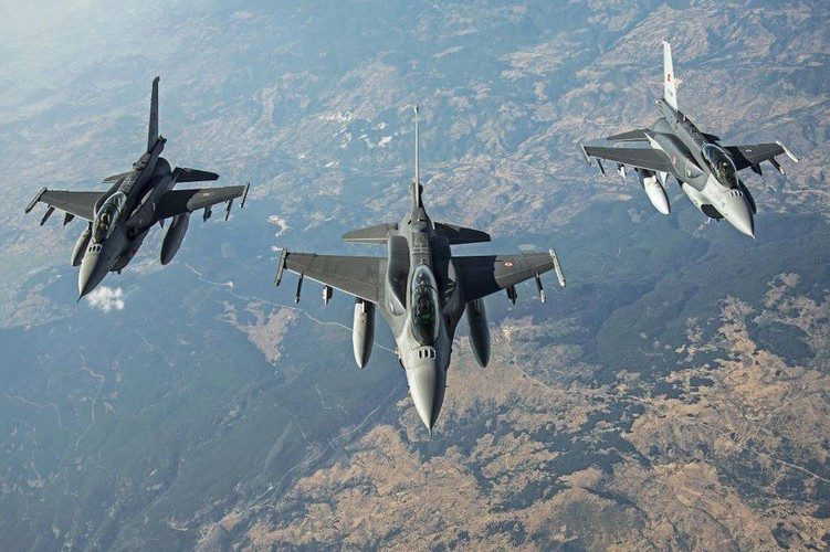 Tiêm kích F-16 của Thổ Nhĩ Kỳ phần nhiều ở biến thể Block 50/52 có tính năng kỹ chiến thuật được đánh giá rất cao, chúng đảm nhiệm tốt cả vai trò không chiến lẫn tấn công mặt đất.