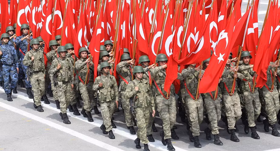 Theo Global Fire Power, lực lượng vũ trang Thổ Nhĩ Kỳ có quân số 412.691 người, đứng thứ trên 14 thế giới, ngoài ra họ còn có khoảng 378.000 quân dự bị.