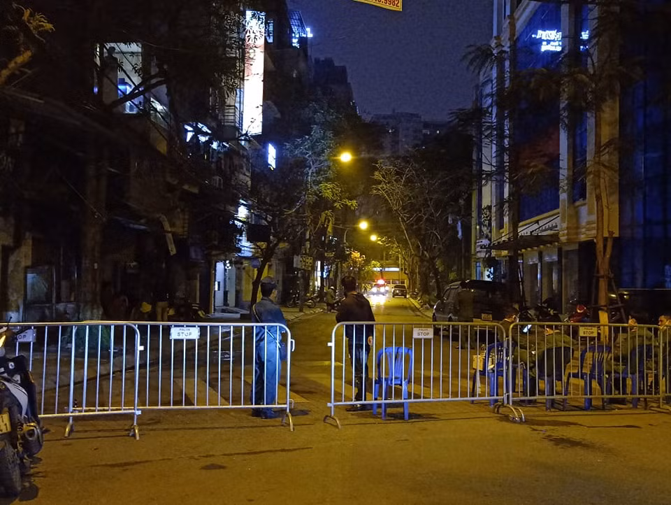 Ha Noi xac nhan mot phu nu mac COVID-19 o Truc Bach, ca thu 17 o Viet Nam-Hinh-3