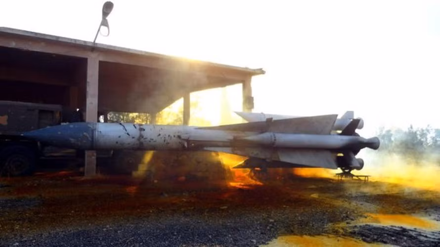 Mặt khác theo báo chí Nga, Thổ Nhĩ Kỳ hiện không có tên lửa đối đất tầm xa, điều này buộc các phi công của họ phải mạo hiểm tiếp cận mục tiêu, đây có thể là cơ hội cho các tổ hợp phòng không Syria nếu biết ẩn mình chờ thời.