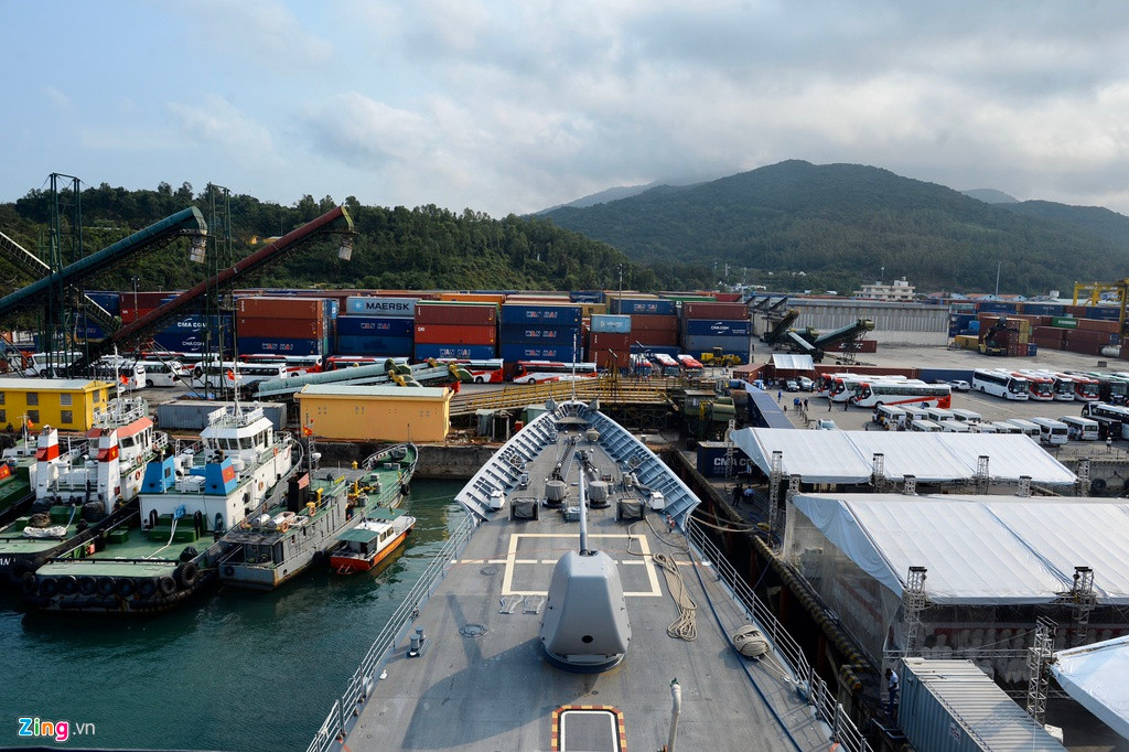 Sáng 6/3, tuần dương hạm Bunker Hill được mở cho báo chí tham quan, sau khi chuyến đi ra tàu sân bay vào chiều 5/3 bị hủy vì biển động.