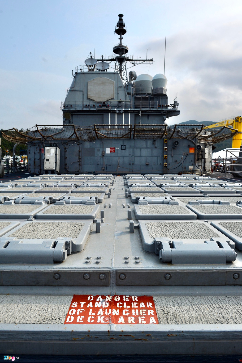 Bunker Hill là tàu thứ 6 thuộc tuần dương hạm lớp Ticonderoga, tuần dương hạm đông đảo nhất thế giới. Tàu được đóng mới vào năm 1984, đưa vào hoạt động trong Hải quân Mỹ từ năm 1986.