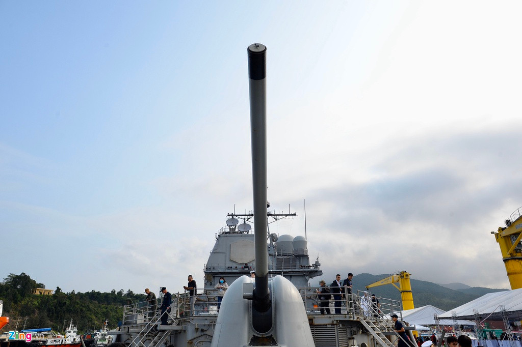 Cận cảnh pháo 127 mm ở đuôi tàu. Tuần dương hạm USS Bunker Hill được lắp 2 pháo 127 mm, một ở mũi tàu và một ở đuôi tàu. Pháo có tầm bắn khoảng 24 km.