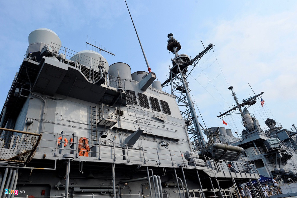 Ống phóng VLS Mk41 cũng được dùng để phóng tên lửa hành trình tấn công mặt đất Tomahawk, được mệnh danh là "sứ giả chiến tranh". Tuần dương hạm Bunker Hill từng phóng 31 tên lửa Tomahawk để hỗ trợ cho chiến dịch Iraq năm 2003.