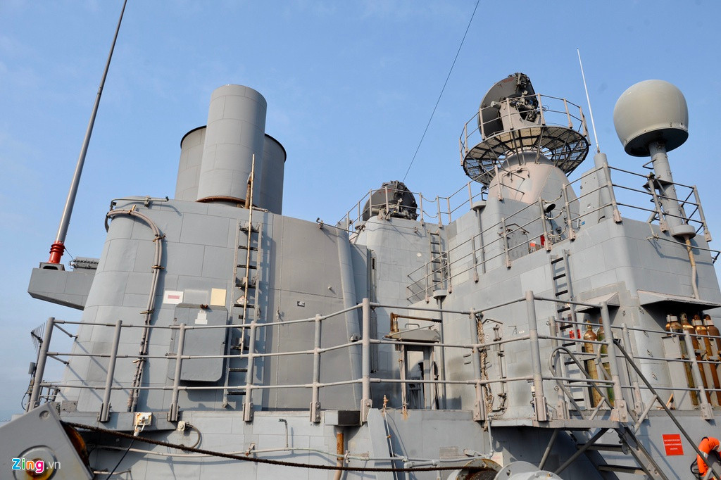 Tàu được vận hành bởi thủy thủ đoàn 300 người. Thủy thủ được cung cấp bữa ăn giàu dinh dưỡng nhằm đảm bảo sức khỏe trong những chuyến công tác dài ngày trên biển.