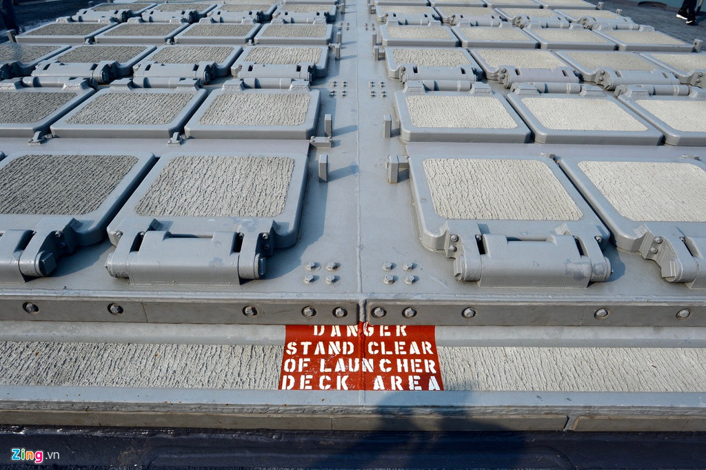 Cận cảnh dàn ống phóng thẳng đứng (VLS) Mk41 đa năng. Nó có thể phóng nhiều loại tên lửa khác nhau, gồm tên lửa hải đối không RIM-7, SM-2, SM-6, tên lửa đánh chặn SM-3, tên lửa hành trình tấn công mặt đất Tomahawk.