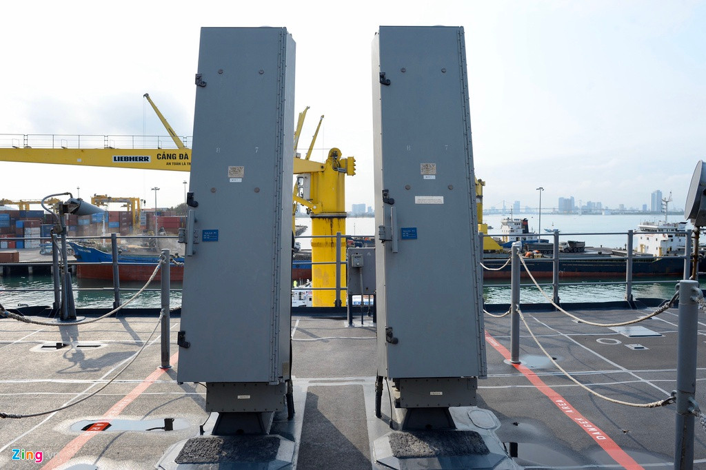 Tàu có chiều dài 173 m, rộng 16,8 m, mớn nước 10,2 m, lượng choán nước toàn tải 10.000 tấn.