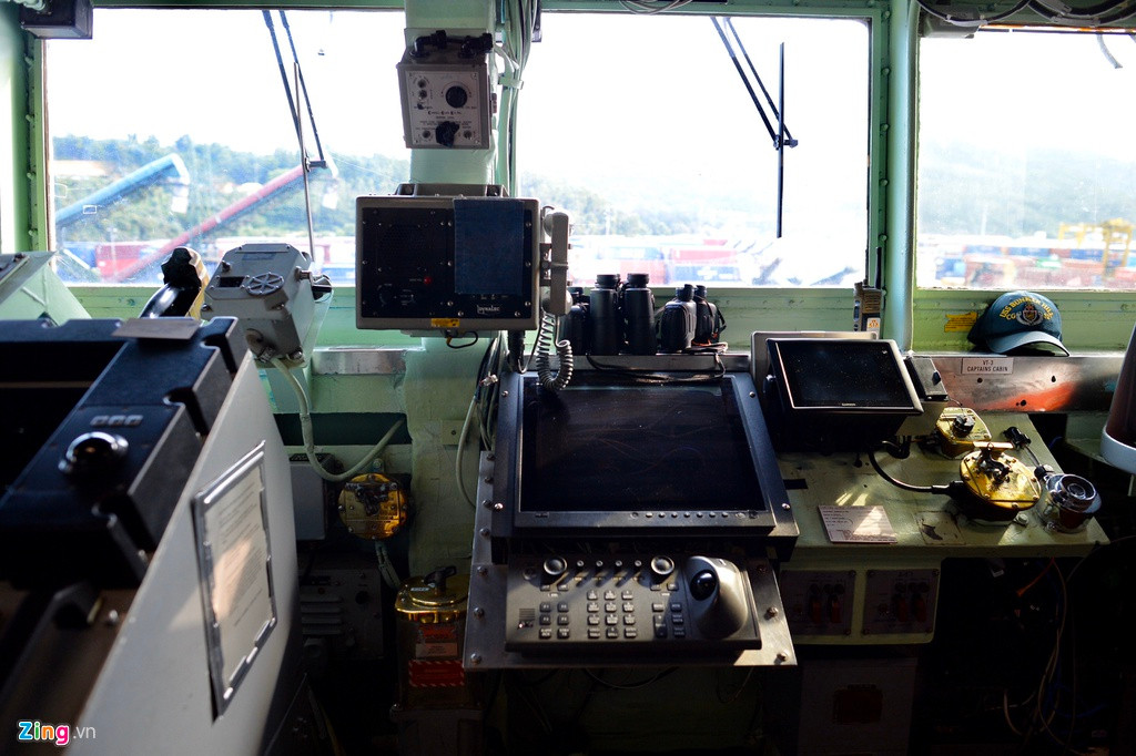 Bên trong buồng điều khiển của tuần dương hạm.
