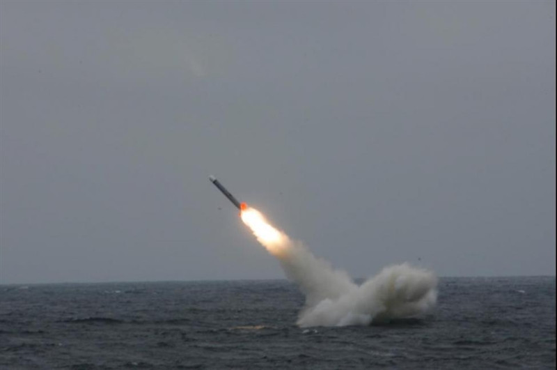 "Không có con tàu nào trong kho của chúng tôi có thể vô hiệu hóa tàu khác bằng vũ khí sẵn có ngoài phạm vi 70 dặm (tầm bắn của tên lửa Harpoon) và không có lớp tàu mới nào phóng được tên lửa Harpoon được bổ sung kể từ năm 1999", ông Byran McGrath nói.