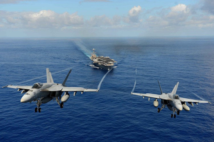 Radar quét mảng pha chủ động AESA APG-79 trên F/A-18 Super Hornet cho phép đồng thời tấn công đối không và đối đất. Hệ thống cảm biến quang điện chính và chùm laser chỉ định mục tiêu AN/ASQ-228ATFLIR cung cấp bản đồ mặt đất chi tiết ở cự ly xa.