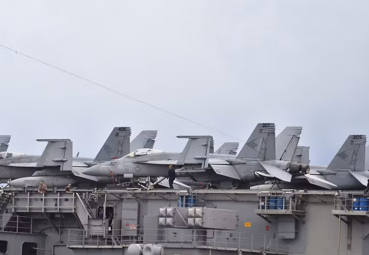 Khi cần thiết, 4 tiêm kích hạm có thể cất cánh một lúc để tung ra đòn tấn công vào đối phương. Đây là điều mà không một tàu sân bay nào khác ngoài Mỹ có thể làm được.