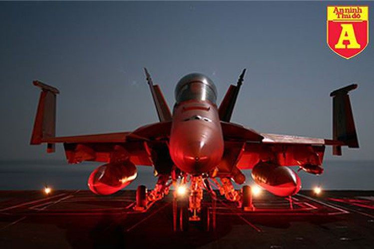Trong nhiệm vụ đối không, F/A-18 Super Hornet được trang bị một khẩu pháo 6 nòng 20mm ở mũi máy bay cùng các tên lửa không đối không như AIM-9 Sidewinder, AIM-120 AMRAAM...