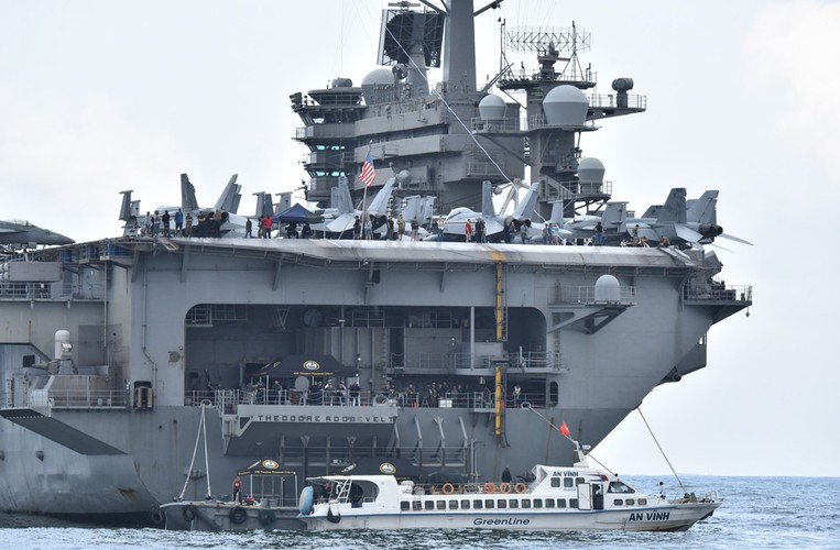 F/A-18E/F Super Hornet là loại máy bay tiêm kích hoạt động trên tàu sân bay, bắt đầu biên chế cho Hải quân Hoa Kỳ vào năm 1999.