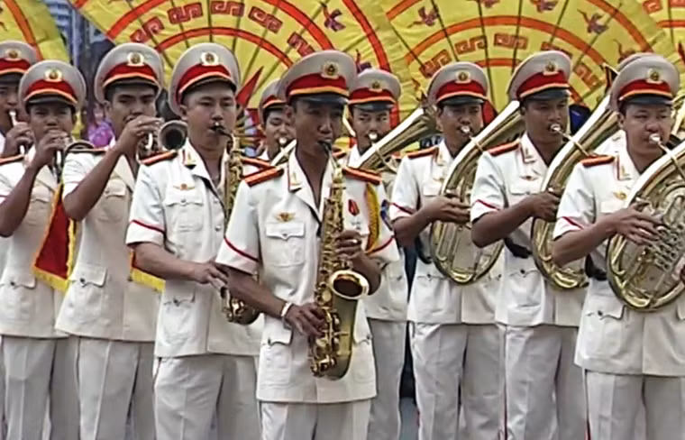 Đoàn quân nhạc Công an Nhân dân Việt Nam mở đầu chương trình bằng bài nhạc "Việt Nam quê hương tôi"...