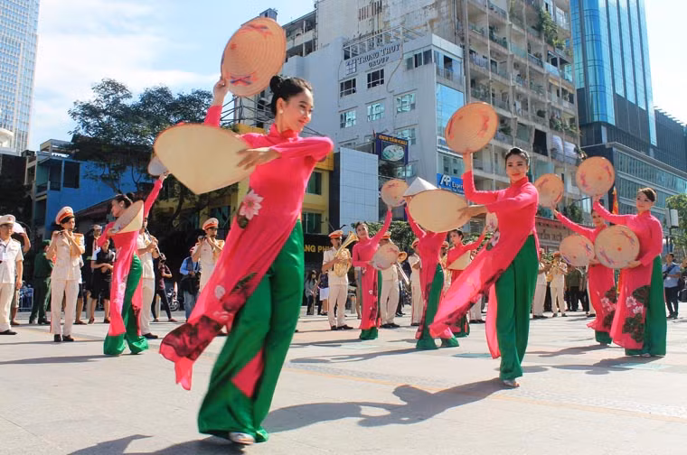 ...Khiến hàng nghìn người dân TP HCM, bạn bè quốc tế hết sức ấn tượng và để lại dấu ấn đặc biệt sâu sắc tại chương trình nhạc hội Cảnh sát Thế giới lần thứ 20 lần đầu tiên tổ chức ở "Hòn ngọc viễn đông".