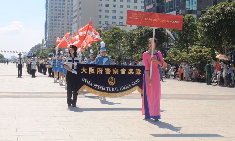 Phần biểu diễn của đoàn Quân nhạc Cảnh sát thành phố Osaka (Nhật Bản) trên Quảng trường đi bộ Nguyễn Huệ thu hút hàng nghìn người theo dõi.