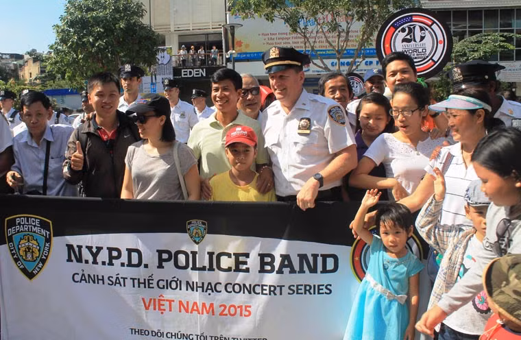 Người dân thành phố mang tên Bác Hồ kính yêu nồng nhiệt chào đón các đoàn. Tình cảm của đoàn quân nhạc Cảnh sát New York (Hoa Kỳ) và người dân TP HCM.
