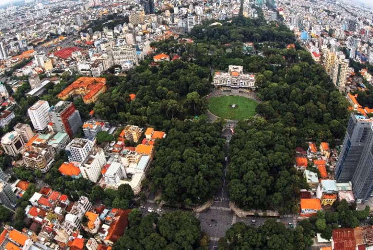 Hội trường Thống Nhất (tên gọi trước đây là dinh Norodom, hay còn gọi là dinh Độc Lập, dinh Thống Nhất) là một công trình kiến trúc ở TP HCM. Hiện nay, công trình đã được xếp hạng là di tích quốc gia đặc biệt. Ảnh Giản Thanh Sơn.