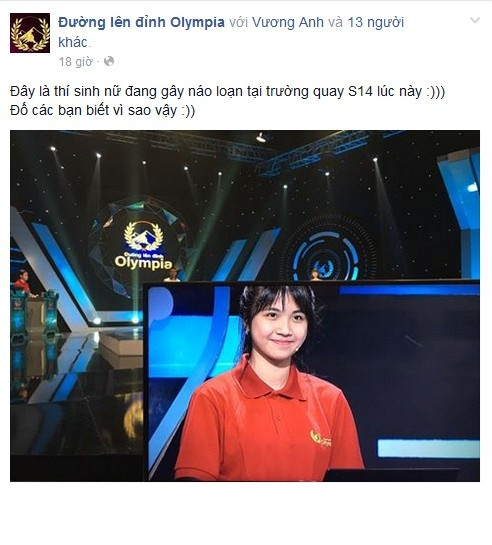 Hôm qua (3/2), fanpage của chương trình Đường lên đỉnh Olympia đã chia sẻ một bức ảnh rất thú vị khiến khán giả trẻ, cư dân mạng vô cùng thích thú. Fanpage đăng ảnh một nữ thí sinh xinh đẹp với nụ cười rất duyên và mô tả: “Đây là nữ thí sinh đang gây náo loạn ở trường quay S14 lúc này. Đố các bạn biết là vì sao”.