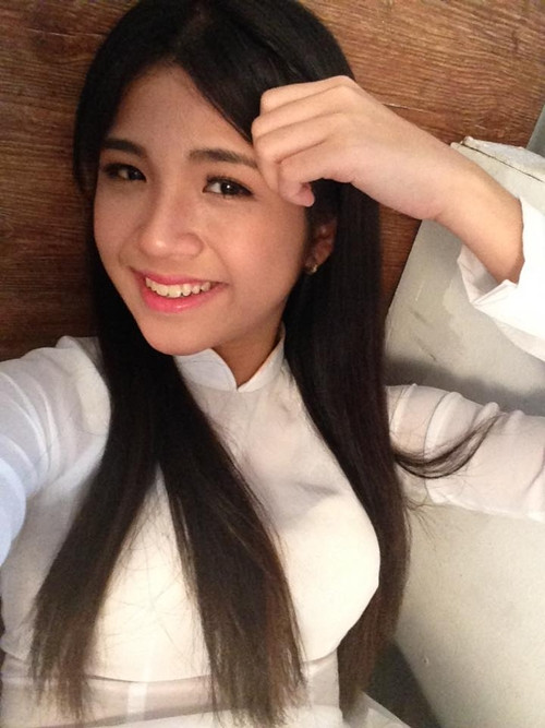 Lan Thy hiện đang là học sinh lớp 12 và từ lâu đã nổi tiếng là cô gái “tài sắc vẹn toàn”, vừa xinh xắn dễ thương, vừa sở hữu bảng thành tích học tập đáng ngưỡng mộ. Lan Thy từng giành HCV cuộc thi Olympic Lịch sử 30/4 , Giải Nhất cuộc thi khoa học, kĩ thuật cấp thành phố; Giải Ba cuộc thi khoa học kỹ thuật cấp quốc gia (học sinh trung học); Vô địch thành phố cuộc thi Cùng non sông cất cánh (giải đồng đội); Giải ba cuộc thi Thực hiện ước mơ lần 2.