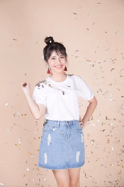 Là một cô gái sinh ra từ ống nghiệm, tuổi thơ của Lan Thy cũng trải qua nhiều khó khăn khi bạn bè đồng trang lứa luôn nhắc đến “sự đặc biệt” trong xuất thân của cô bạn và trêu chọc. Từng có lúc nghĩ mình không phải là con của ba mẹ, nhưng sau khi có được kiến thức về phương pháp thụ tinh trong ống nghiệm, Lan Thy mới bớt được sự tự ti, buồn tủi.