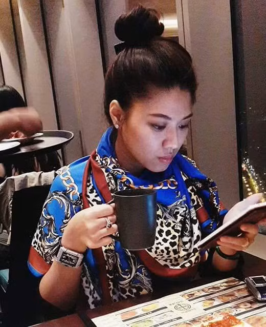 Thích hàng hiệu kết hợp với gu thời trang sành điệu giúp Ngọc Trinh luôn tạo được vẻ ngoài rất thanh lịch, sang trọng và đẳng cấp.