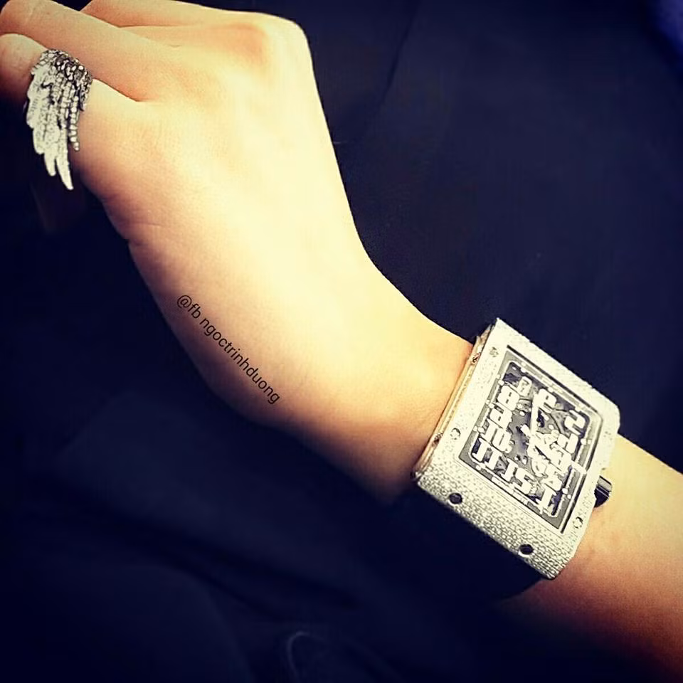 BTV Ngọc Trinh thường rất thích những chiếc đồng hồ hàng hiệu, có thiết kế độc đáo và vẻ ngoài bắt mắt từ nhiều hãng nổi tiếng. Theo chia sẻ của người đẹp sinh năm 1986, cô còn đang sở hữu một chiếc đồng hồ được xem là “của quý” khi nó chỉ được sản xuất 2 chiếc trên toàn thế giới.