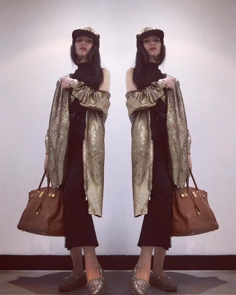 Những hình ảnh về các món đồ hiệu đắt tiền mới sắm đều được nữ biên tập viên VTV xinh đẹp chia sẻ trên trang cá nhân của mình và khiến bạn bè, cư dân mạng thể hiện sự ngưỡng mộ.