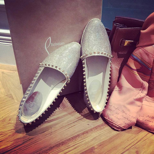 Hình ảnh đôi giày hiệu Louboutin cực sang chảnh được nữ biên tập viên kiêm diễn viên chia sẻ trên Facebook của mình.
