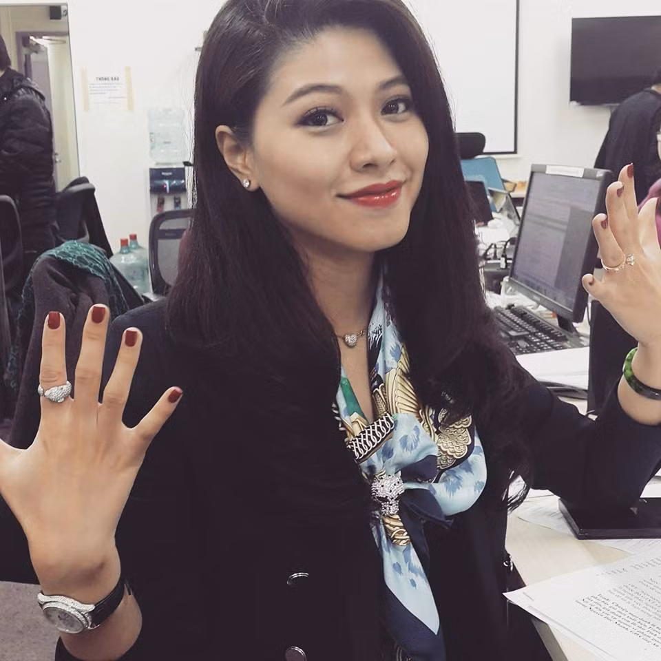 Không quá đam mê quần áo, túi xách, giày dép hàng hiệu… thứ mà Ngọc Trinh cho là có tính “gây nghiện” với mình nhất là đồng hồ. Nữ BTV xinh đẹp này sở hữu cả một bộ sưu tập rất nhiều chiếc đồng hồ đắt giá, ước tính đến tiền tỉ.