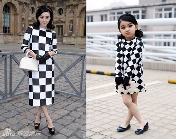 Váy kẻ, kiểu tạo dáng bắt chéo chân, buộc tóc 2 bên giống y Phạm Băng Băng.