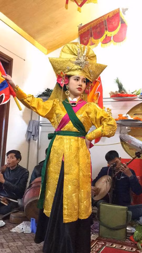 Đến với công việc hầu đồng một cách rất tình cờ khi gặp gỡ với những người am hiểu, có kiến thức về phụng thờ Phật thánh… Chỉ trong một thời gian ngắn, Vũ Linh đã làm quen với công việc và đi đến khá nhiều nơi để hầu đồng.