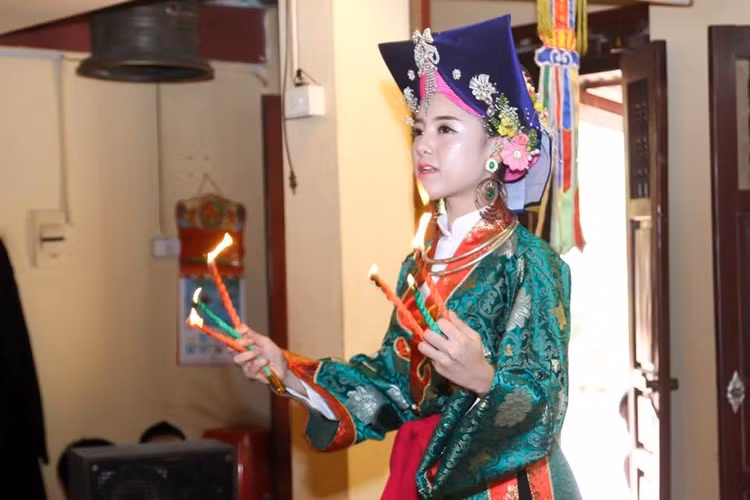 Cô đồng Hải Dương xinh đẹp thứ hai là Lục Anh, hay còn được dân mạng Việt biết đến với nickname Na Bé. Giống như Vũ Linh, công việc đồng giá, phụng sự Phật thánh đến với Lục Anh cũng hoàn toàn là một cái duyên. Và để ổn định, cô đồng trẻ tuổi đã phải vượt qua khá nhiều định kiến của người thân, bạn bè, những người xung quanh khi họ cho rằng hầu đồng là một công việc “mê tín dị đoan”.